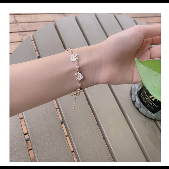 Daisy Golden Chain bracelets, Flower bracelet, Daily wear bracelet, Gift for her - Picture 5 of 9